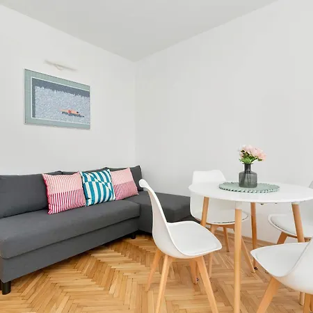 Bright For 5 In Center By Renters * 格丁尼亚