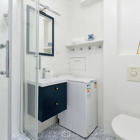 Bright For 5 In Center By Renters *