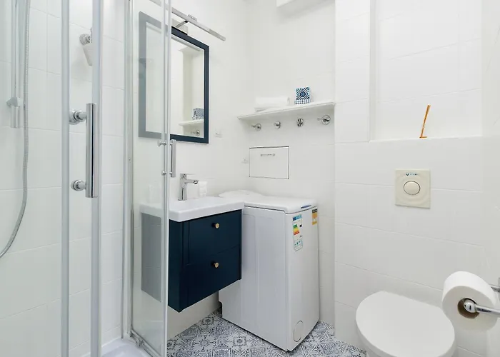 Bright For 5 In Center By Renters *